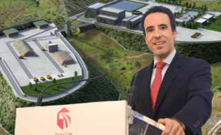 Javier Luengo, presidente de Samca con el proyecto para la explotación de la mina de Doade de fondo / Ambas imágenes son de Samca