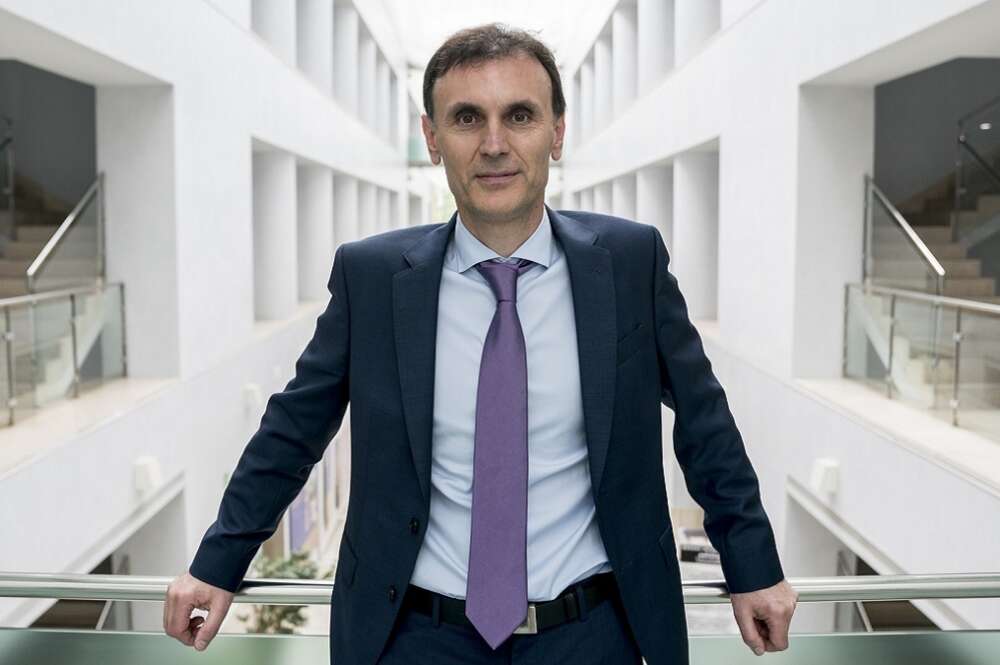 El físico Jorge Mira Pérez recibe el premio COSCE a la Difusión de la Ciencia 2023