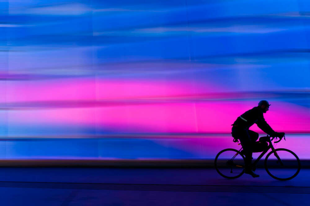 Persona circulando por la ciudad en bici