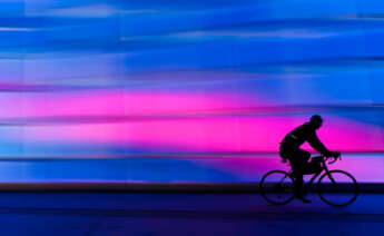 Persona circulando por la ciudad en bici