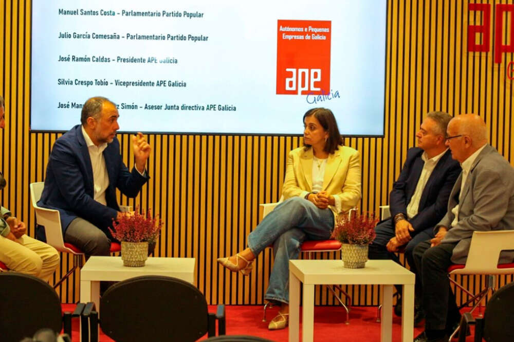 Los diputados del PP Julio García Comesaña y Manuel Santos en un acto de la Asociación de Autónomos y Pequeñas Empresas de Galicia
