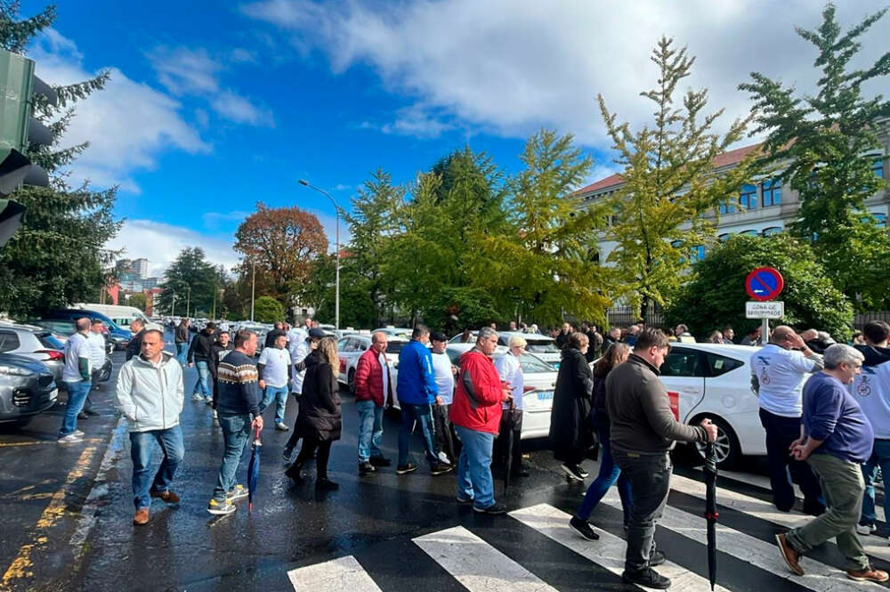 Protesta de taxistas que rodean la Xunta en Santiago