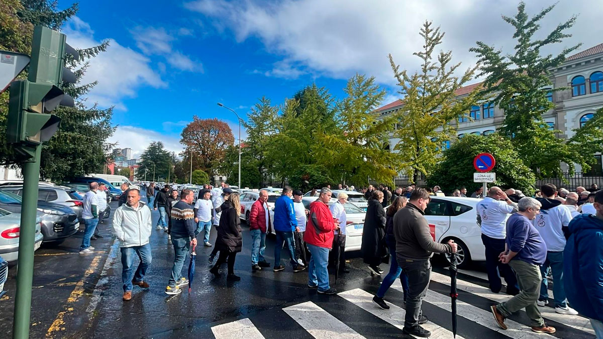 Protesta de taxistas que rodean la Xunta en Santiago