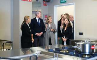 De izquierda a derecha, Elsa Urquijo, Alfonso Rueda, Flora Pérez e Inés Rey en el centro de mayores donado por Amancio Ortega en A Coruña / Xunta