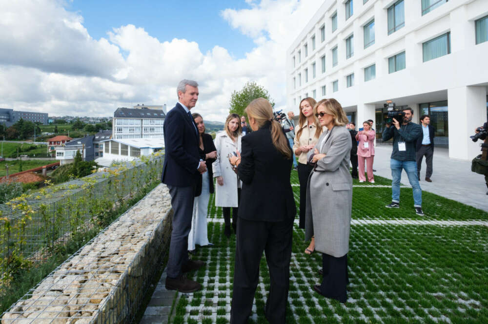 La arquitecta Elsa Urquijo, de espaldas, junto a Flora Pérez, presidenta de la Fundación Amancio Ortega; Alfonso Rueda, presidente de la Xunta; Inés Rey, alcaldesa de A Coruña; y Fabiola García, conselleira de Política Social, en la entrega al Gobierno gallego de la residencia de Eirís / Xunta
