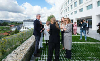La arquitecta Elsa Urquijo, de espaldas, junto a Flora Pérez, presidenta de la Fundación Amancio Ortega; Alfonso Rueda, presidente de la Xunta; Inés Rey, alcaldesa de A Coruña; y Fabiola García, conselleira de Política Social, en la entrega al Gobierno gallego de la residencia de Eirís / Xunta