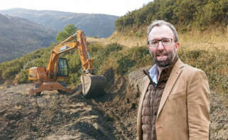 Roberto García Martínez, CEO de Eurobattery Minerals AB, con una imagen de la compañía trabajando en Galicia de fondo