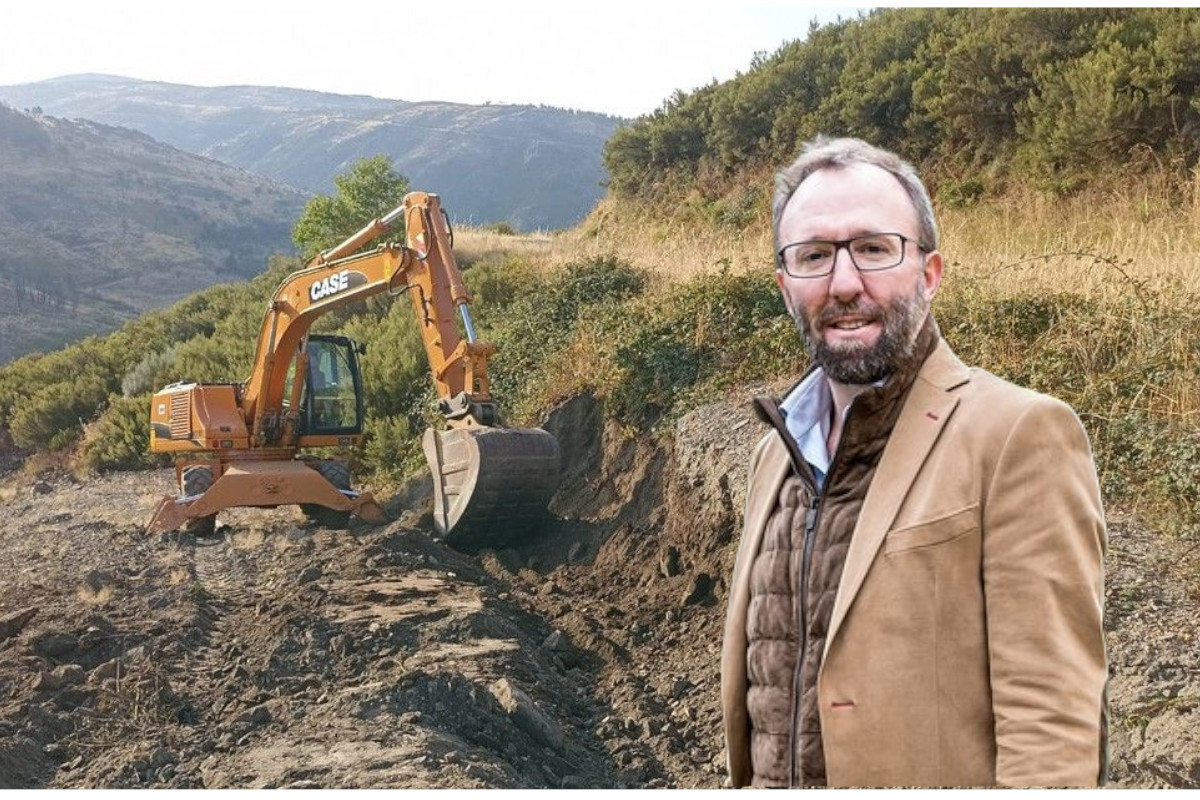 Roberto García Martínez, CEO de Eurobattery Minerals AB, con una imagen de la compañía trabajando en Galicia de fondo