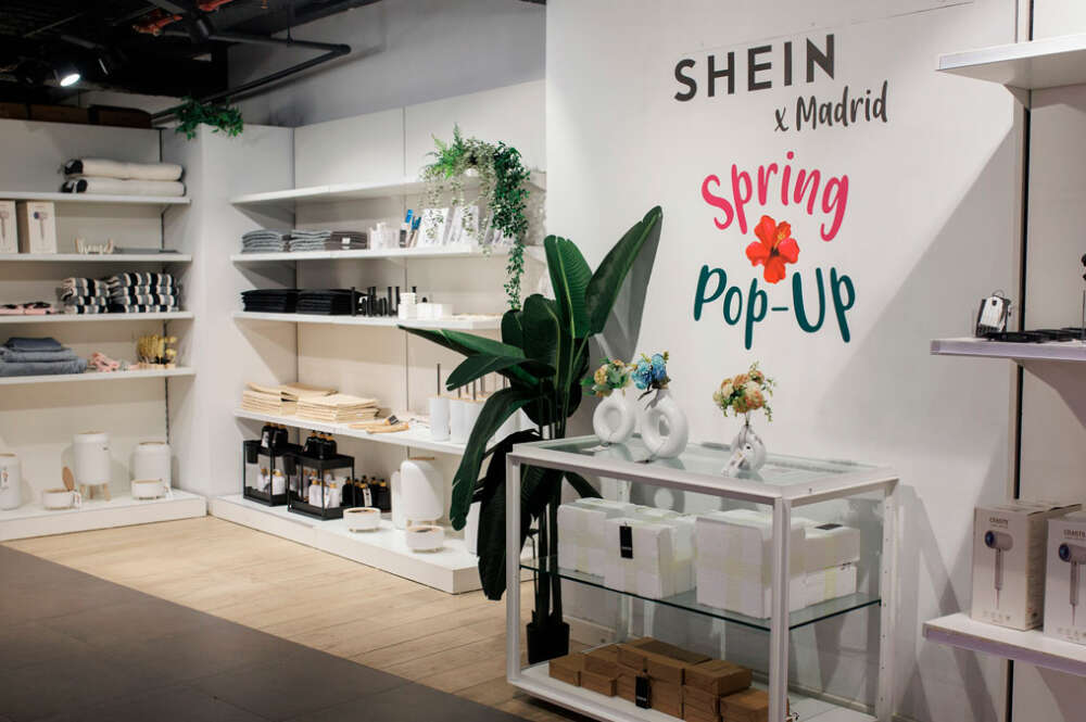 Artículos expuestos durante la inauguración de la tienda efímera de Shein, en el ABC Serrano, a 26 de abril de 2024, en Madrid (España).