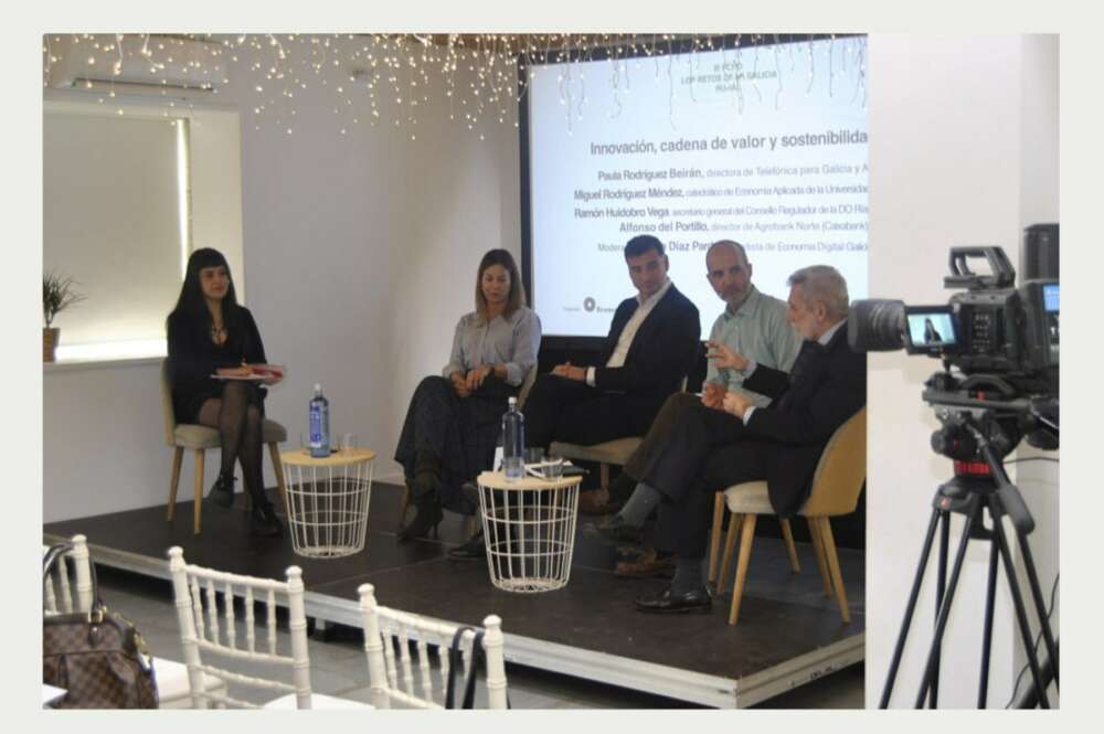 Paula Rodríguez Beirán, directora de Telefónica en Galicia y Asturias; Alfonso del Portillo, director de Agrobank Norte; Miguel Rodríguez Méndez, catedrático de Economía Aplicada en la Universidad de Vigo y Ramón Huidobro, secretario general del Consello Regulador de la DO Rías Baixas, conversan sobre Innovación, cadena de valor y sostenibilidad en el rural.