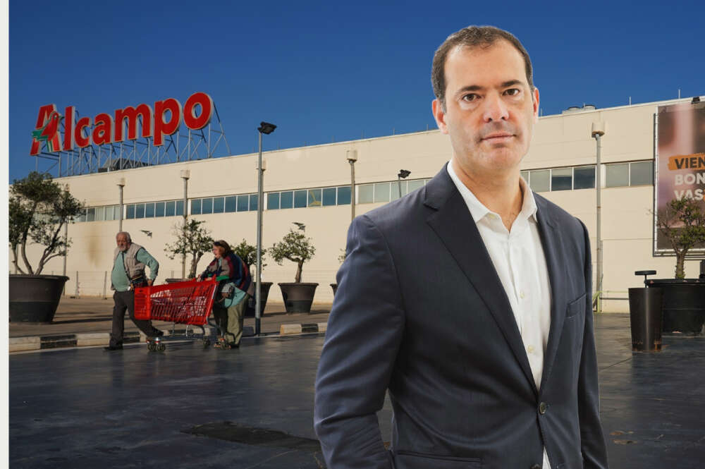 Carlos Pedreira, director general de Alcampo en España, con un hipermercado del grupo de fondo