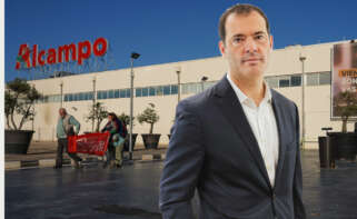 Carlos Pedreira, director general de Alcampo en España, con un hipermercado del grupo de fondo
