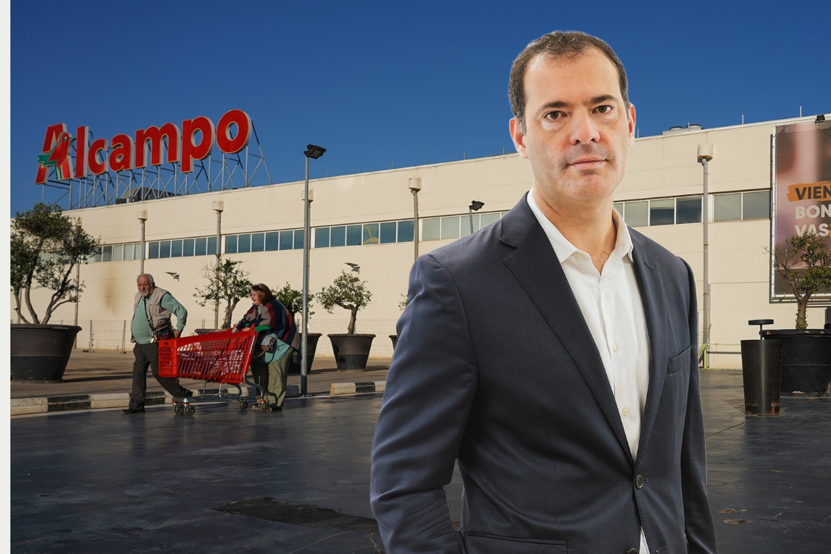 Carlos Pedreira, director general de Alcampo en España, con un hipermercado del grupo de fondo