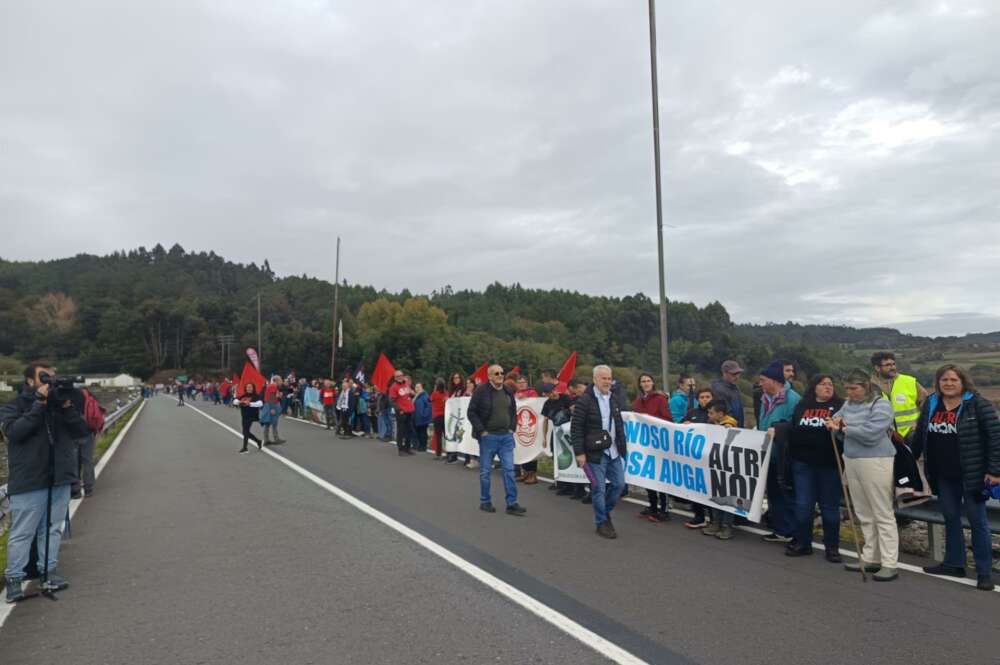 Manifestación en el embalse de Portodemouros contra la mina de Touro-O Pino y el proyecto de Altri