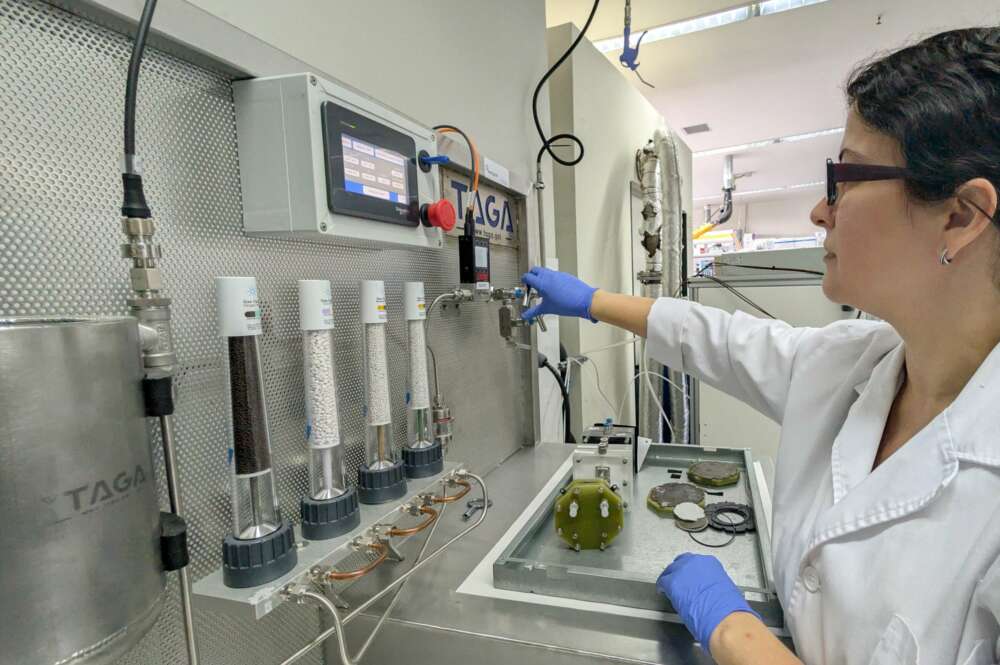 Imagen de una profesional de EnergyLab en el banco de testeo para electrolizadores AEM / ITG