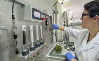 Imagen de una profesional de EnergyLab en el banco de testeo para electrolizadores AEM / ITG