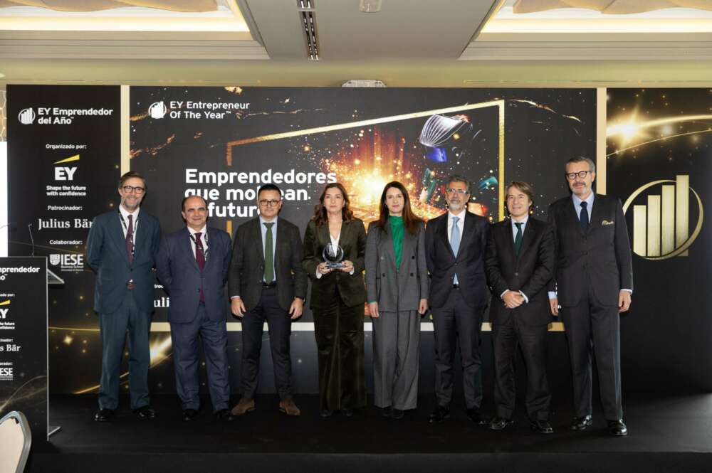 De izquierda a derecha: Fernando Bertrán, jefe de equipo de Julius Baer; Luis Aria, director de Alumni y Desarrollo Institucional del IESE en Madrid; José González Vázquez, conselleiro de Emprego, Comercio e Emigración; Carmen Lence, presidenta de Grupo Lence; María José Gómez Rodríguez, conselleira de Medio Rural; Pelayo Novoa, socio responsable de EY en Galicia; Miguel Corgos, conselleiro de Facenda; y Pablo Sanz, socio responsable del Premio Emprendedor del Año / EY