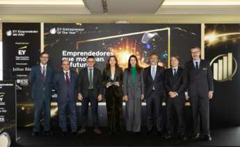 De izquierda a derecha: Fernando Bertrán, jefe de equipo de Julius Baer; Luis Aria, director de Alumni y Desarrollo Institucional del IESE en Madrid; José González Vázquez, conselleiro de Emprego, Comercio e Emigración; Carmen Lence, presidenta de Grupo Lence; María José Gómez Rodríguez, conselleira de Medio Rural; Pelayo Novoa, socio responsable de EY en Galicia; Miguel Corgos, conselleiro de Facenda; y Pablo Sanz, socio responsable del Premio Emprendedor del Año / EY