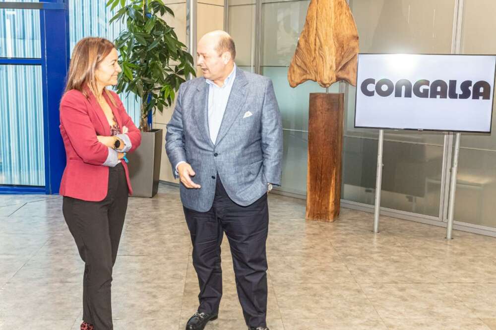 La conselleira do Mar, Marta Villaverde, durante su visita a la sede de Congalsa en A Pobra do Caramiñal / Xunta