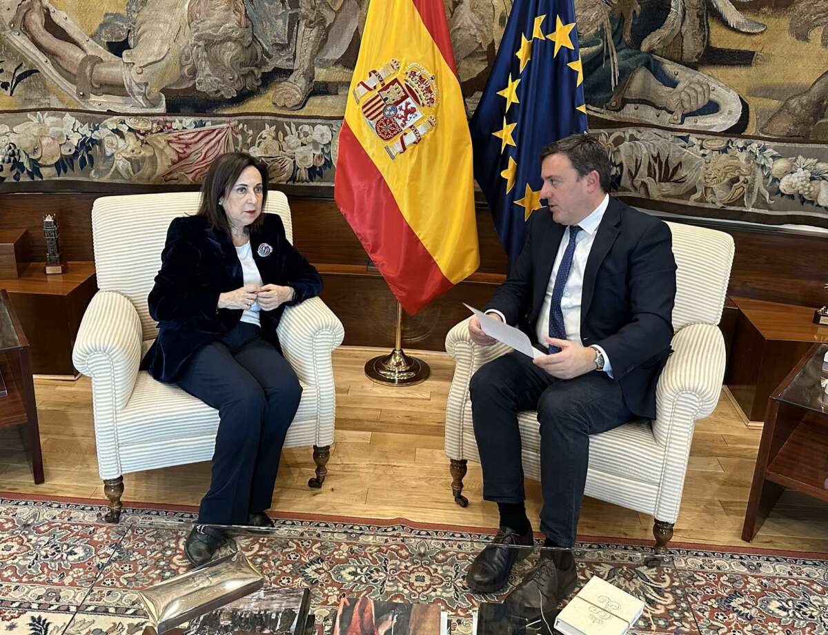 Imagen de una reunión entre Margarita Robles, ministra de Defensa, y Valentín González Formoso, presidente de la Diputación de A Coruña / Diputación de A Coruña