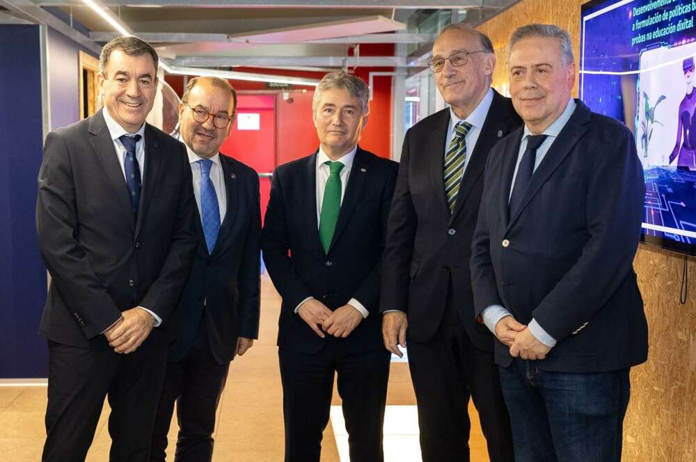 De izquierda a derecha: el conselleiro de Educación, Román Rodríguez; el rector de la USC, Antonio López; el rector de la UDC, Ricardo Cao; el rector de la UVigo, Manuel Reigosa, y el conselleiro de Sanidade, Antonio Gómez Caamaño / Xunta