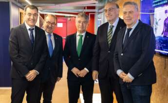 De izquierda a derecha: el conselleiro de Educación, Román Rodríguez; el rector de la USC, Antonio López; el rector de la UDC, Ricardo Cao; el rector de la UVigo, Manuel Reigosa, y el conselleiro de Sanidade, Antonio Gómez Caamaño / Xunta
