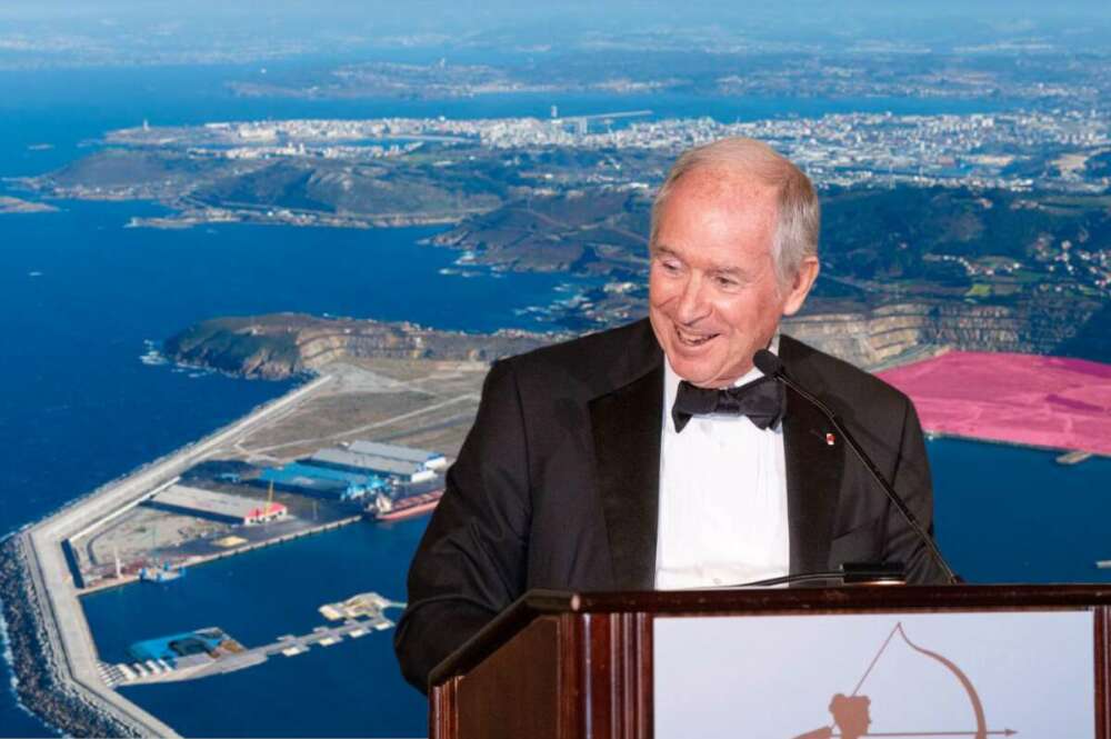 Stephen Allen Schwarzman, CEO y cofundador de Blackstone, con el puerto exterior de Punta Langosteira (A Coruña) de fondo