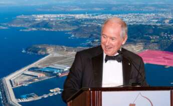 Stephen Allen Schwarzman, CEO y cofundador de Blackstone, con el puerto exterior de Punta Langosteira (A Coruña) de fondo