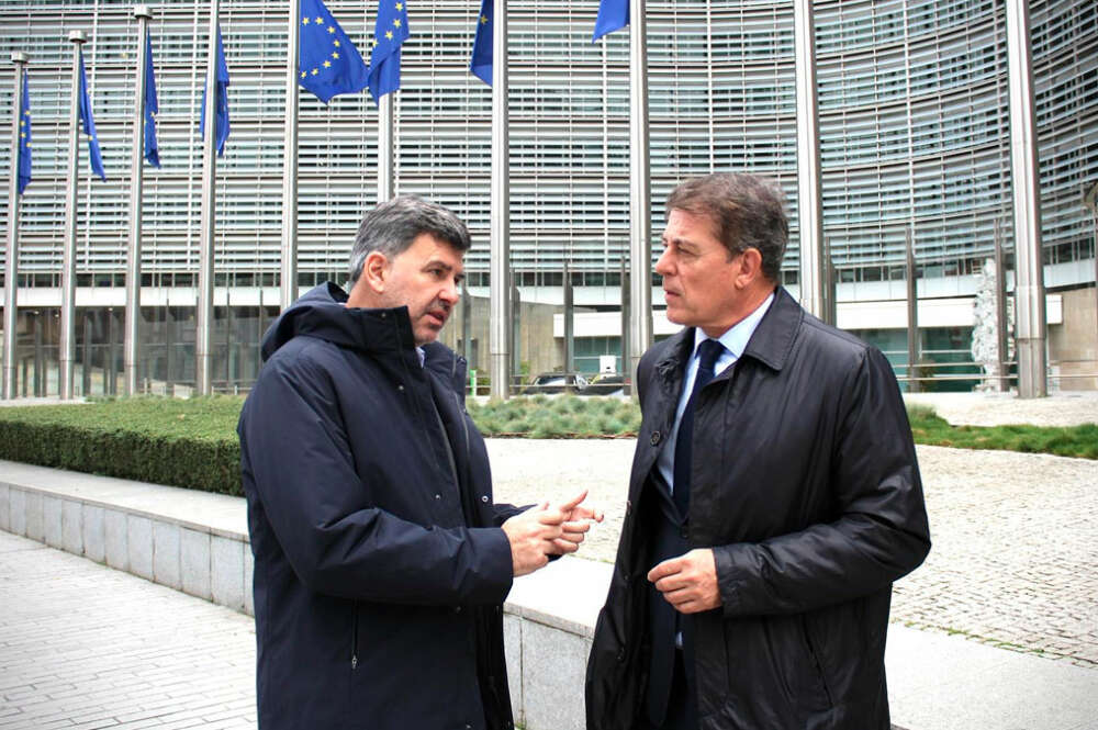 El eurodiputado del PSdeG, Nicolás González Casares, y el líder de los socialistas gallegos, José Ramón Gómez Besteiro, en Bruselas
