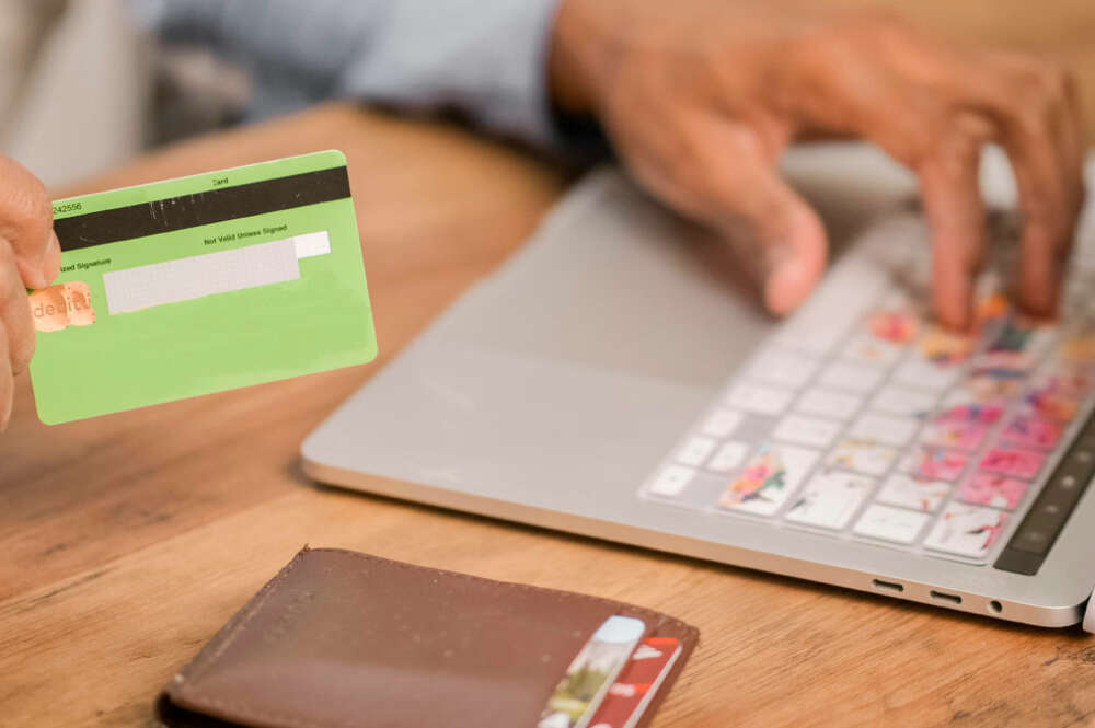 persona haciendo compras online con el ordenador