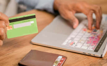 persona haciendo compras online con el ordenador