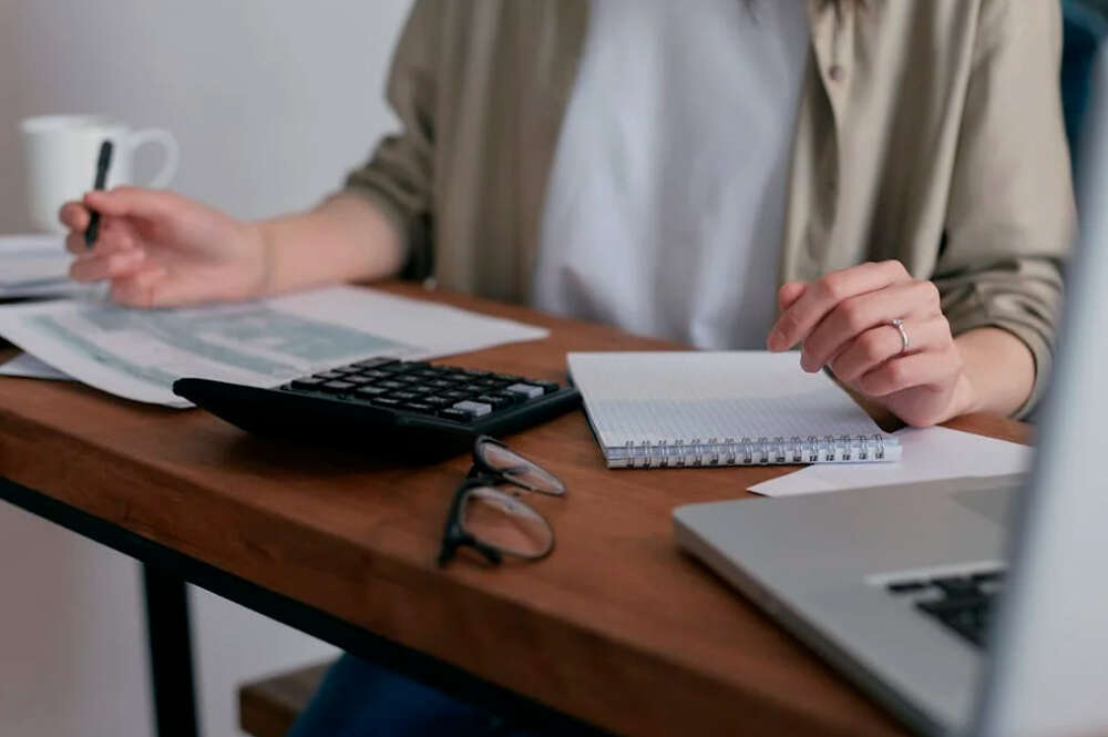 persona haciendo cuentas con sus facturas