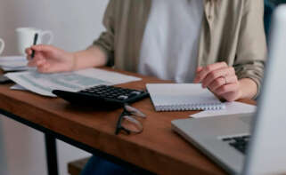 persona haciendo cuentas con sus facturas