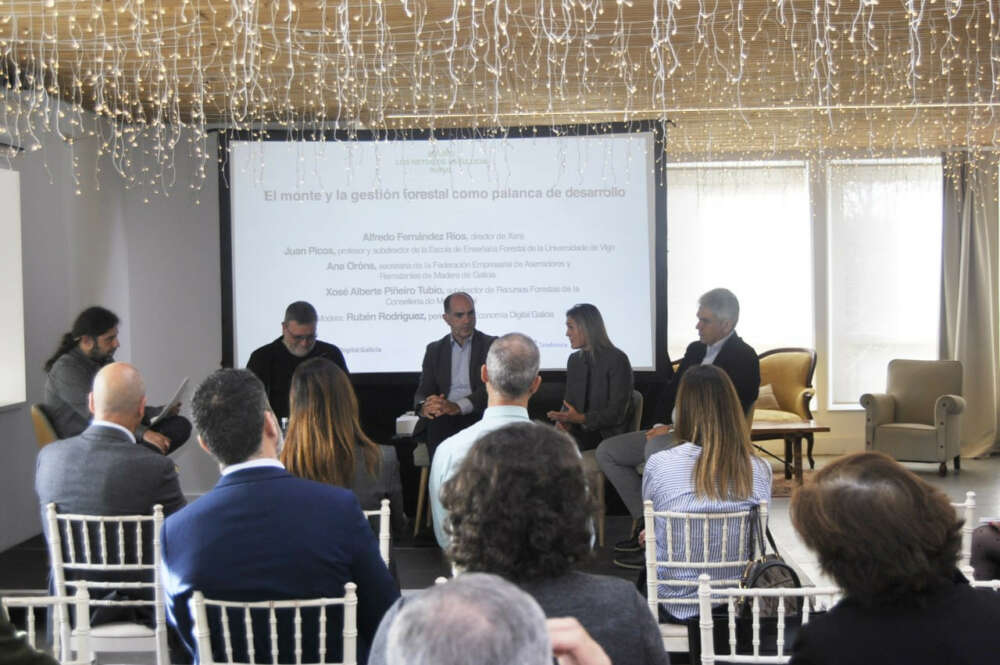 Juan Picos, subidrector de la Escola de Enxeñaría Forestal; Alfredo Fernández, director de Xera; Ana Oróns, secretaria xeral de Fearmaga; y Alberte Piñeiro, subdirector de Recursos Forestais de la Consellería do Medio Rural, abordaron el futuro del sector forestal en el tercer foro Los Retos de la Galicia rural/ EDG