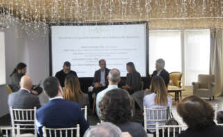Juan Picos, subidrector de la Escola de Enxeñaría Forestal; Alfredo Fernández, director de Xera; Ana Oróns, secretaria xeral de Fearmaga; y Alberte Piñeiro, subdirector de Recursos Forestais de la Consellería do Medio Rural, abordaron el futuro del sector forestal en el tercer foro Los Retos de la Galicia rural/ EDG