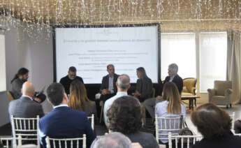 Juan Picos, subidrector de la Escola de Enxeñaría Forestal; Alfredo Fernández, director de Xera; Ana Oróns, secretaria xeral de Fearmaga; y Alberte Piñeiro, subdirector de Recursos Forestais de la Consellería do Medio Rural, abordaron el futuro del sector forestal en el tercer foro Los Retos de la Galicia rural/ EDG