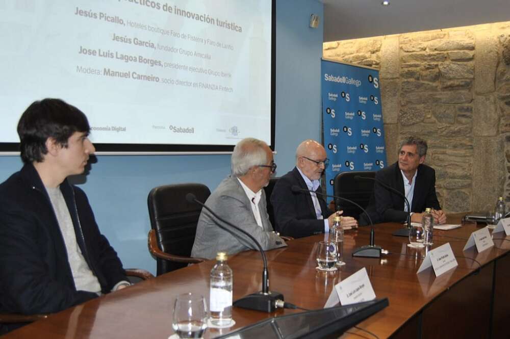 Mesa redonda sobre casos de éxito en el turismo. A la izquierda, José Luis Lagoa Borges, presidente de Iberik, seguido de Jesús Picallo, gerente Hotel O Semáforo, Jesús García Rojo, de Grupo Amicalia, y Manuel Carneiro, economista y autor del informe 'Futurismo'