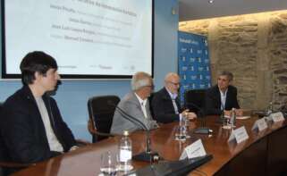 Mesa redonda sobre casos de éxito en el turismo. A la izquierda, José Luis Lagoa Borges, presidente de Iberik, seguido de Jesús Picallo, gerente Hotel O Semáforo, Jesús García Rojo, de Grupo Amicalia, y Manuel Carneiro, economista y autor del informe 'Futurismo'