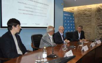 Mesa redonda sobre casos de éxito en el turismo. A la izquierda, José Luis Lagoa Borges, presidente de Iberik, seguido de Jesús Picallo, gerente Hotel O Semáforo, Jesús García Rojo, de Grupo Amicalia, y Manuel Carneiro, economista y autor del informe 'Futurismo'
