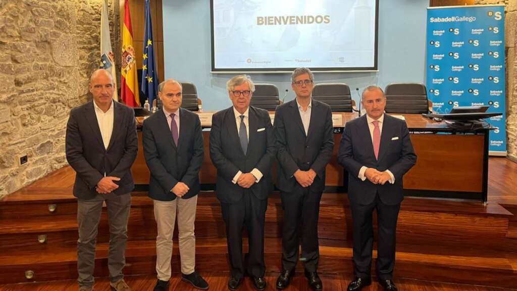 Presentación del informe Futurismo en la sede de la patronal gallega, en Santiago de Compostela. A la izquierda, el director de ED Galicia, Julián Rodríguez, acompañado del secretario xeral da Oficina de Coordinación Económica da Presidencia da Xunta, Juan Carlos Reboredo, el presidente de la CEG, Juan Manuel Vieites, el economista y autor del informe, Manuel Carneiro, y el director general del Sabadell Gallego, Pablo Junceda.