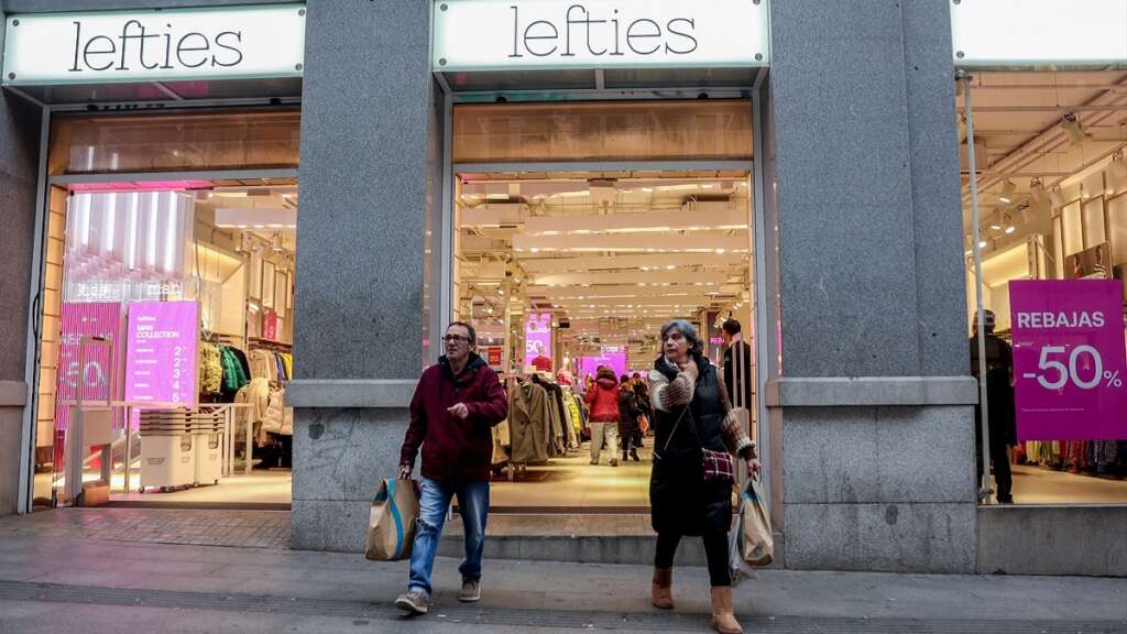 Dos personas salen con bolsas de una tienda de Lefties en Madrid. Foto de archivo de la temporada de rebajas.