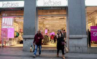 Dos personas salen con bolsas de una tienda de Lefties en Madrid. Foto de archivo de la temporada de rebajas.