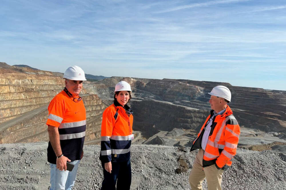 María Jesús Lorenzana, conselleira de Economía e Industria, en su visita a la mina de Riotinto en Huelva.