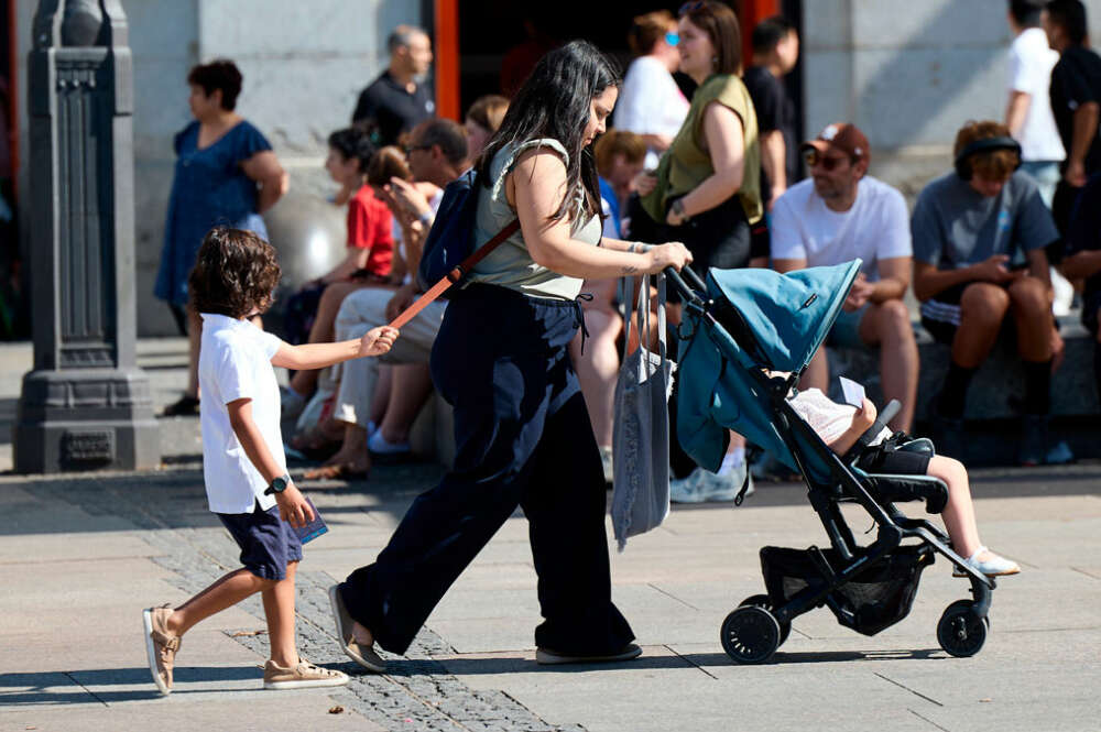 Una mujer con un carrito de bebé