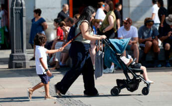 Una mujer con un carrito de bebé