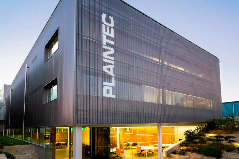 Imagen exterior de la sede de Plaintec en Tui