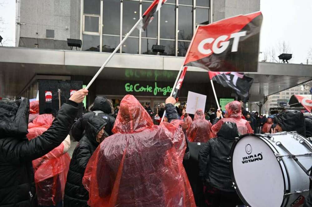 Protesta de CGT delante de un establecimiento de El Corte Inglés / CGT