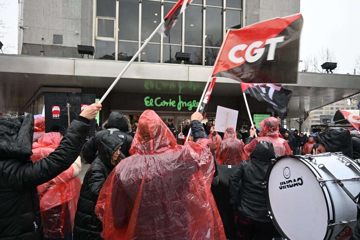 Protesta de CGT delante de un establecimiento de El Corte Inglés / CGT
