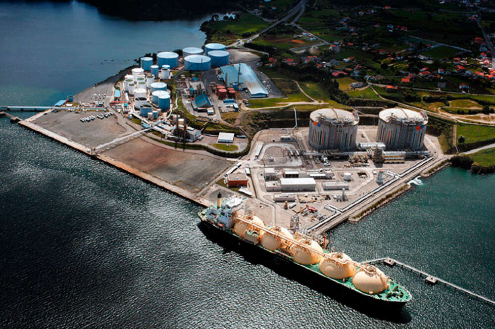 La terminal de graneles líquidos del puerto de Ferrol, con Reganosa a un lado y Forestal del Atlántico al otro / Autoridade Portuaria de Ferrol San Cibrao