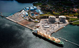La terminal de graneles líquidos del puerto de Ferrol, con Reganosa a un lado y Forestal del Atlántico al otro / Autoridade Portuaria de Ferrol San Cibrao